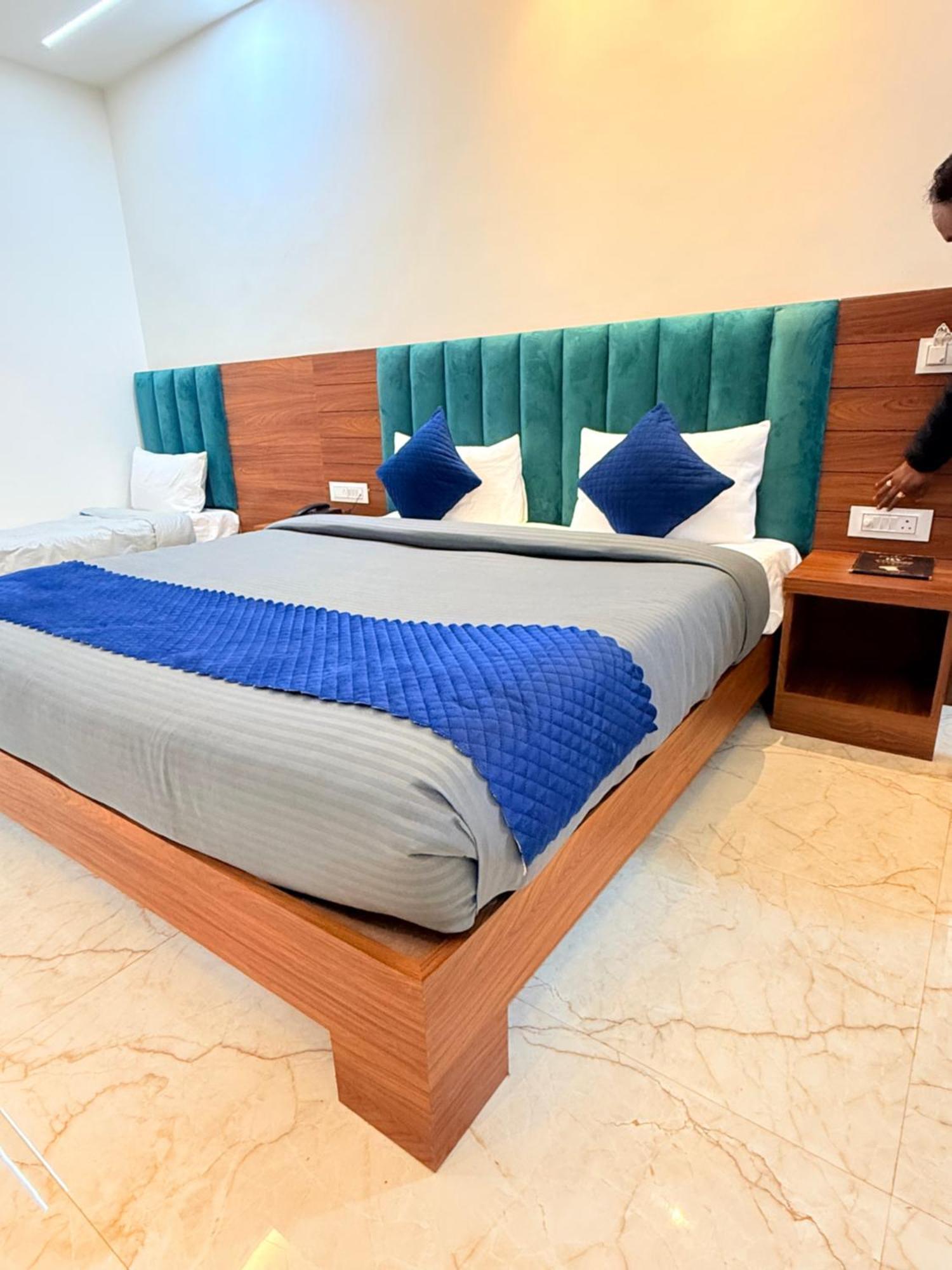 Hotel Tulip Light Mathura Ngoại thất bức ảnh